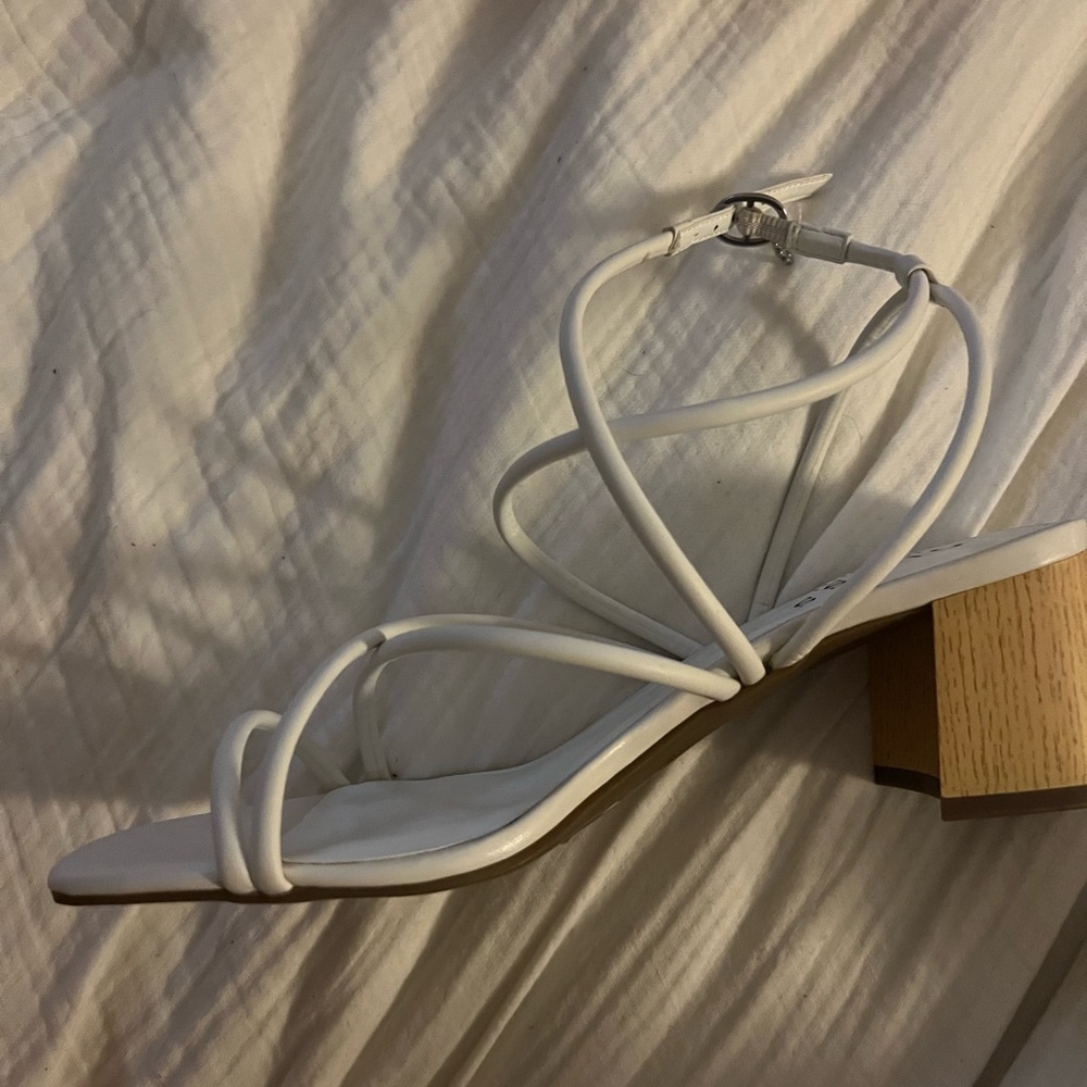 HEELS - Picture 3 of 5